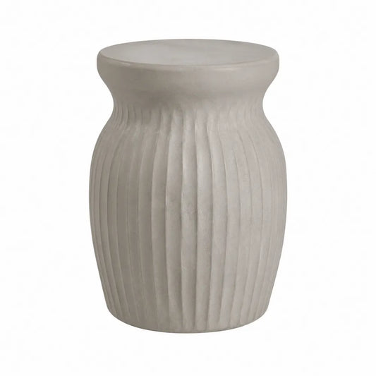 Table d'appoint d'extérieur en béton fibré gris clair forme tonneau rainurée 36 cm x 36 cm x 46 cm
